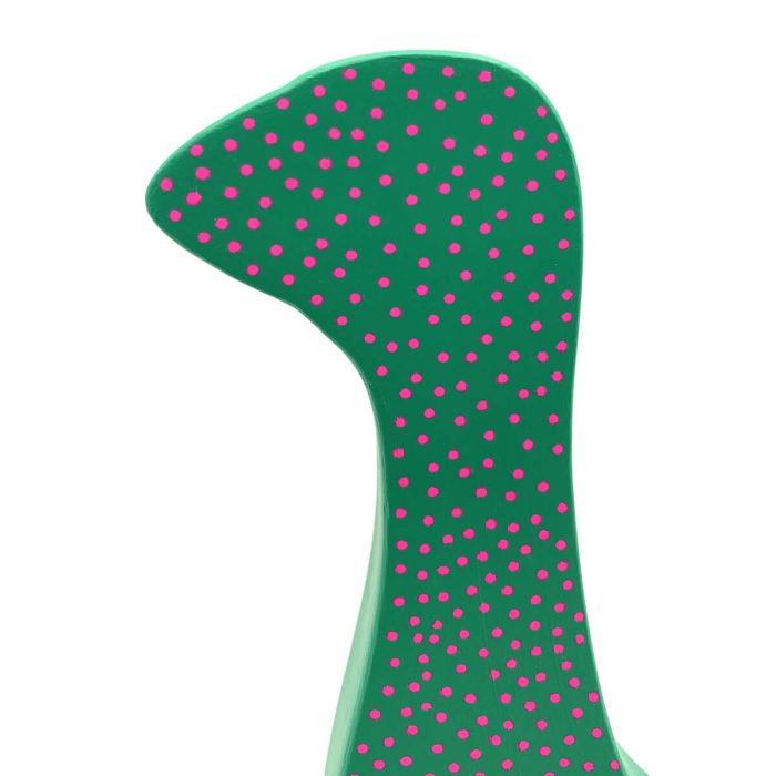Detail van kop van groene houten gans – handbeschilderd met roze stippen
