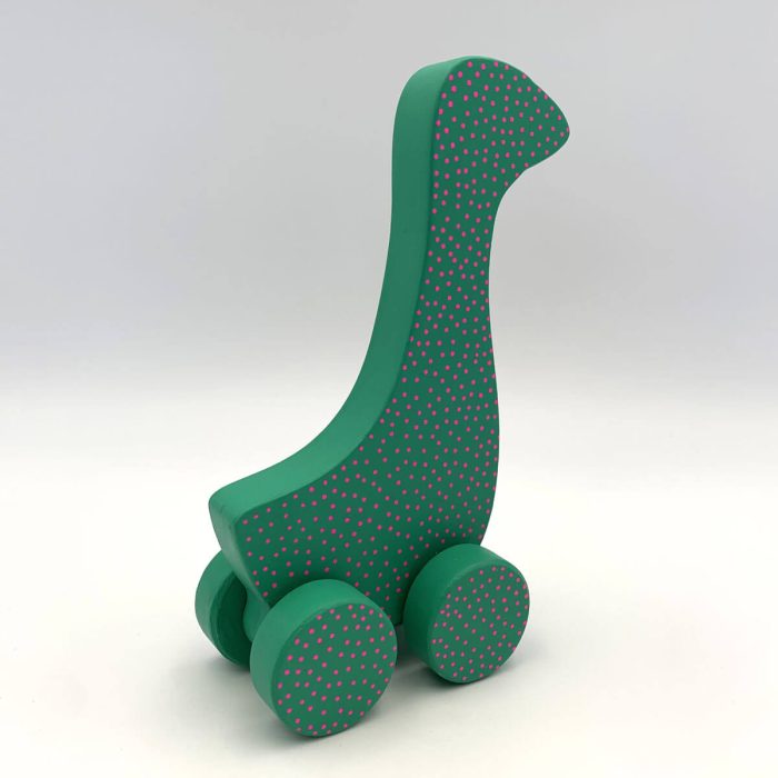 Zijkant van handgeschilderde houten gans op wieltjes – groen met roze stippen – speels en decoratief design