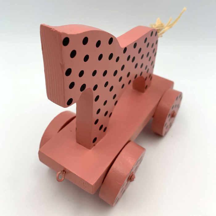 Handgeschilderd houten paard op wieltjes – roze met zwarte stippen – traditioneel kinderspeelgoed als decoratief object