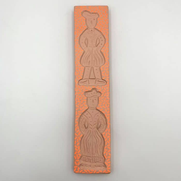 Platliggende wanddecoratie van hout – dubbele figuren in zachte aardetinten met fluororanje details – handbeschilderd