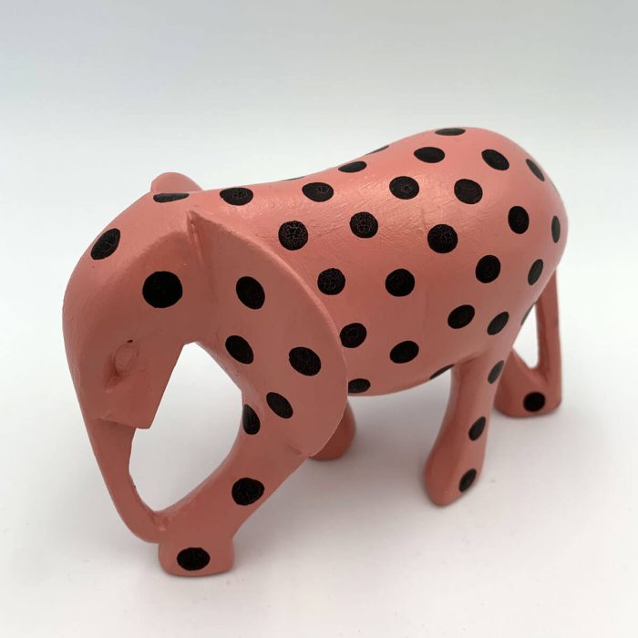 Handgeschilderde houten olifant – linkerzijde – roze met zwarte stippen – duurzame woondecoratie