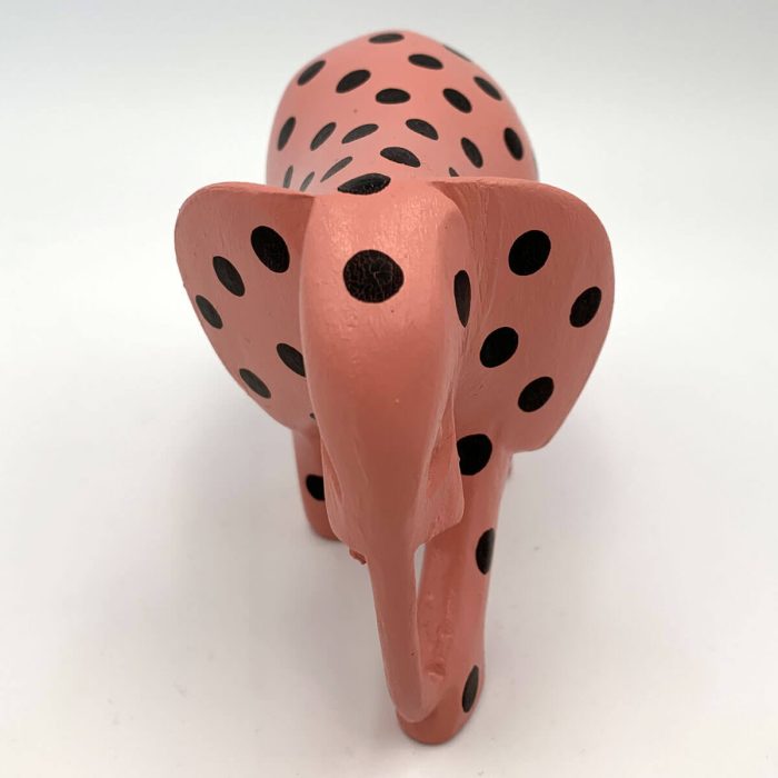 Vooraanzicht van roze houten olifant met zwarte stippen – handgemaakt decorstuk voor kinderen