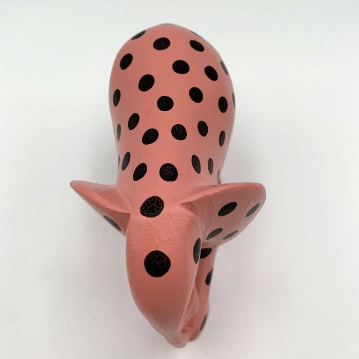 Bovenaanzicht van handgeschilderde houten olifant – roze met zwarte stippen – kinderkamerdecoratie