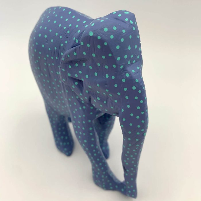 Zijkant van blauwe houten olifant met turquoise stippen – handgemaakt beeldje voor vrolijke woondecoratie