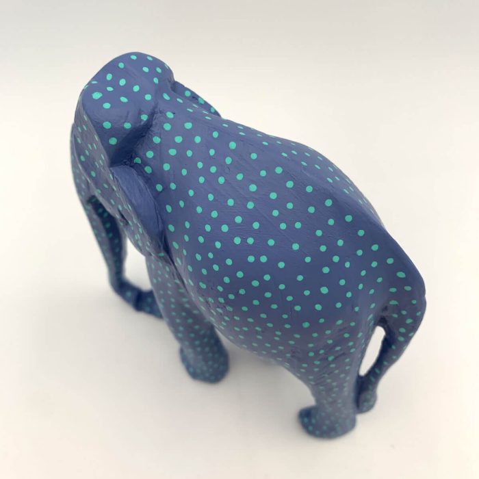 Handgeschilderd houten olifantje – blauwe basis met turquoise stippen – charmant decoratief beeldje voor de kinderkamer